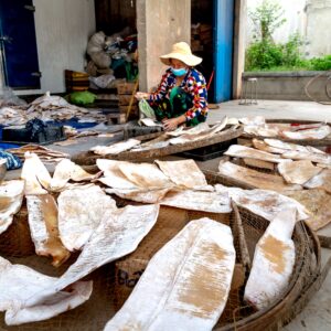 Ảnh minh họa khô cá bày trong giỏ